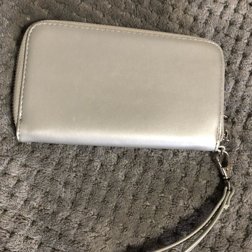 Silver Wristlet👛✨
